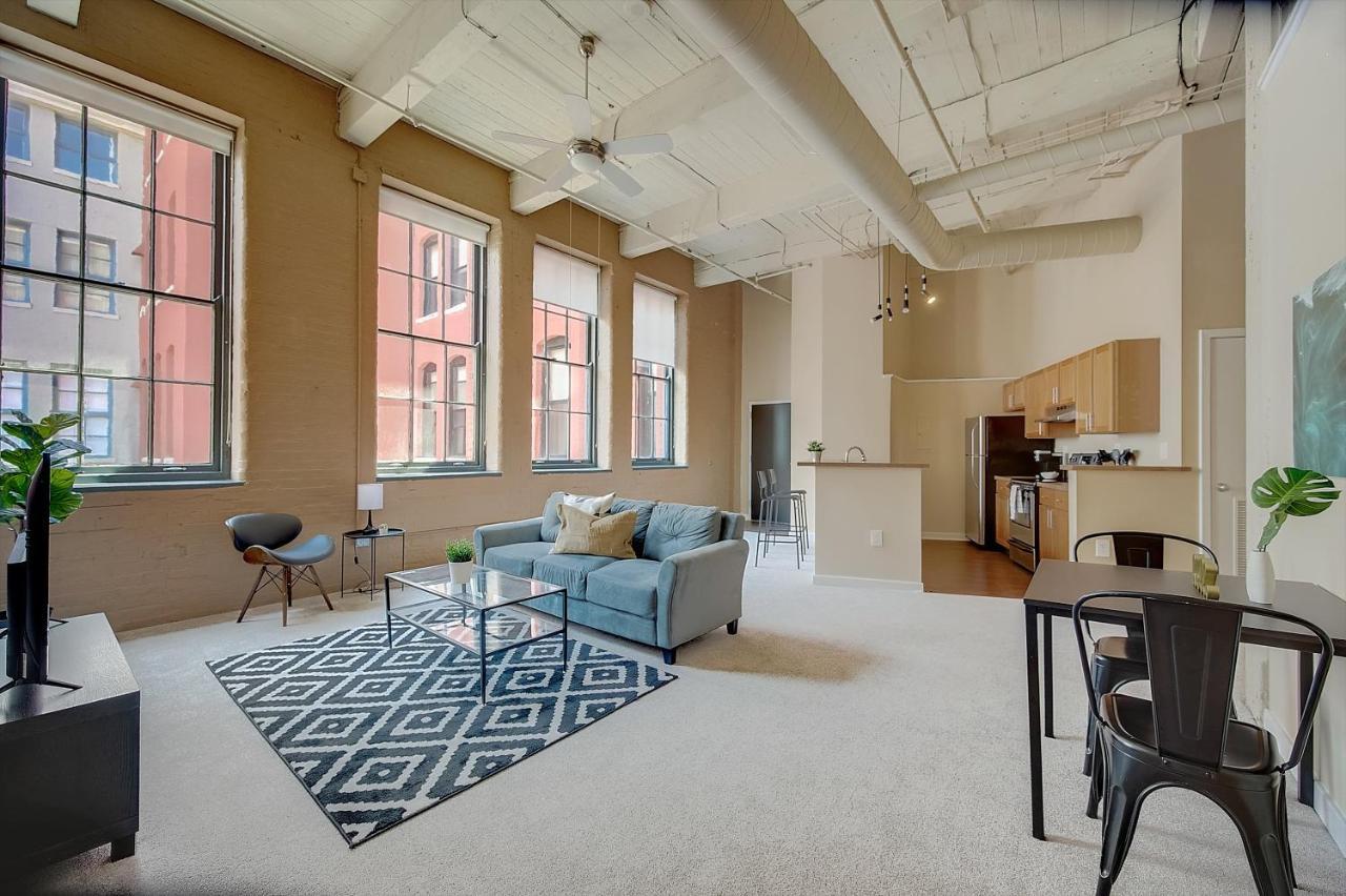 Frontdesk I Sycamore Place Apts Downtown Цинциннати Номер фото