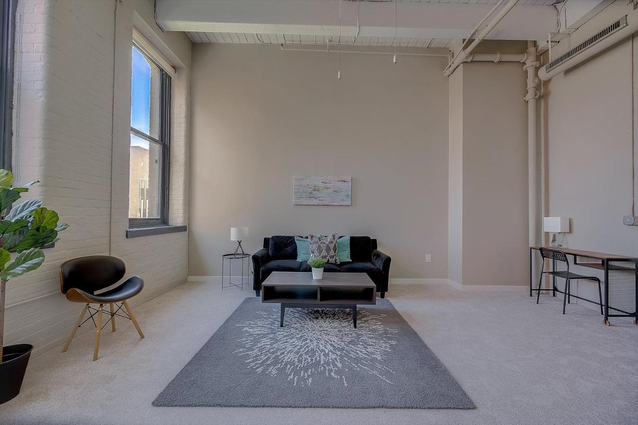 Frontdesk I Sycamore Place Apts Downtown Цинциннати Номер фото
